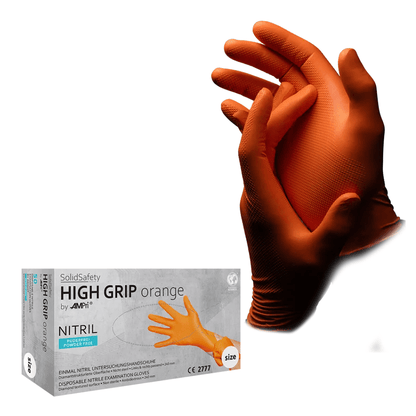 Pari oransseja nitriilikäsineitä suojaamaan kemikaaleilta, esitettynä toisen ranteessa olevan käden kanssa, näkyy laatikon alla, jossa on teksti ”AMPri SolidSafety High Grip Orange” AMPri Handelsgesellschaft mbH:ltä. Nämä steriloimattomat kertakäyttökäsineet on suunniteltu erityisesti hyvän otteen saavuttamiseksi ja ne ovat monikäyttöisiä, mukaan lukien käyttö elintarviketeollisuuden käsineinä.