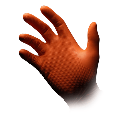 Yksityiskohtainen kuva oikeasta kädestä oranssissa AMPri SolidSafety High Grip nitriilikemikaalisuojakäsineessä valkoisella taustalla. Nämä steriloimattomat käsineet AMPri Handelsgesellschaft mbH:ltä on varustettu pistekuvioidulla kämmenellä erinomaisen otteen saavuttamiseksi.