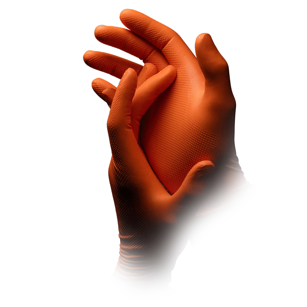 Pari käsiä, jotka pitävät AMPri SolidSafety High Grip Orange nitriilikemikaalisuojakäsineitä, on nostettu eleeseen, joka muistuttaa aplodeja. Kuvassa on valkoinen vinjetti käsineiden ympärillä, joka korostaa käsinemateriaalin monimutkaista rakennetta.