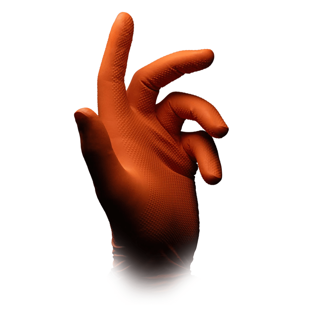 Käsi oranssissa nitriilikäsineessä, joka muistuttaa AMPri SolidSafety High Grip Orange nitriilikemikaalisuojakäsineitä AMPri Handelsgesellschaft mbH:ltä, näkyy valkoisella taustalla. Sormet ovat hieman taipuneet, ikään kuin ne gestikuloisivat tai pitäisivät jotain, ja käsineen rakenteellinen pinta osoittaa sen soveltuvuuden elintarviketeollisuuteen.