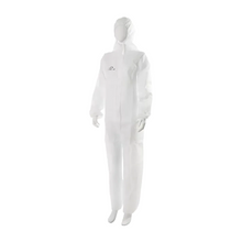 Eine Schaufensterpuppe trägt den SolidSafety Schutzoverall Standard 1 mit Kapuze der AMPri Handelsgesellschaft mbH, erhältlich in den Größen L bis XXXL. Dieser weiße Ganzkörper-Schutzanzug verfügt über einen Frontreißverschluss und trägt oben links ein Logo. Er ist auf atmungsaktiven Komfort ausgelegt und bietet mit seinen langen Ärmeln und langen Beinen umfassenden Schutz.