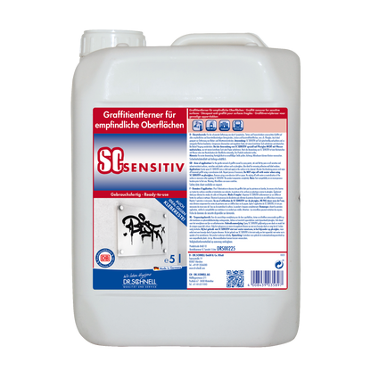Ein weißer 5L-Behälter SC SENSITIV Graffitientferner für empfindliche Oberflächen von DR.SCHNELL GmbH & Co. KGaA, mit deutscher Gebrauchsanweisung auf dem Etikett und einem kleinen Bild der Graffitientfernung.