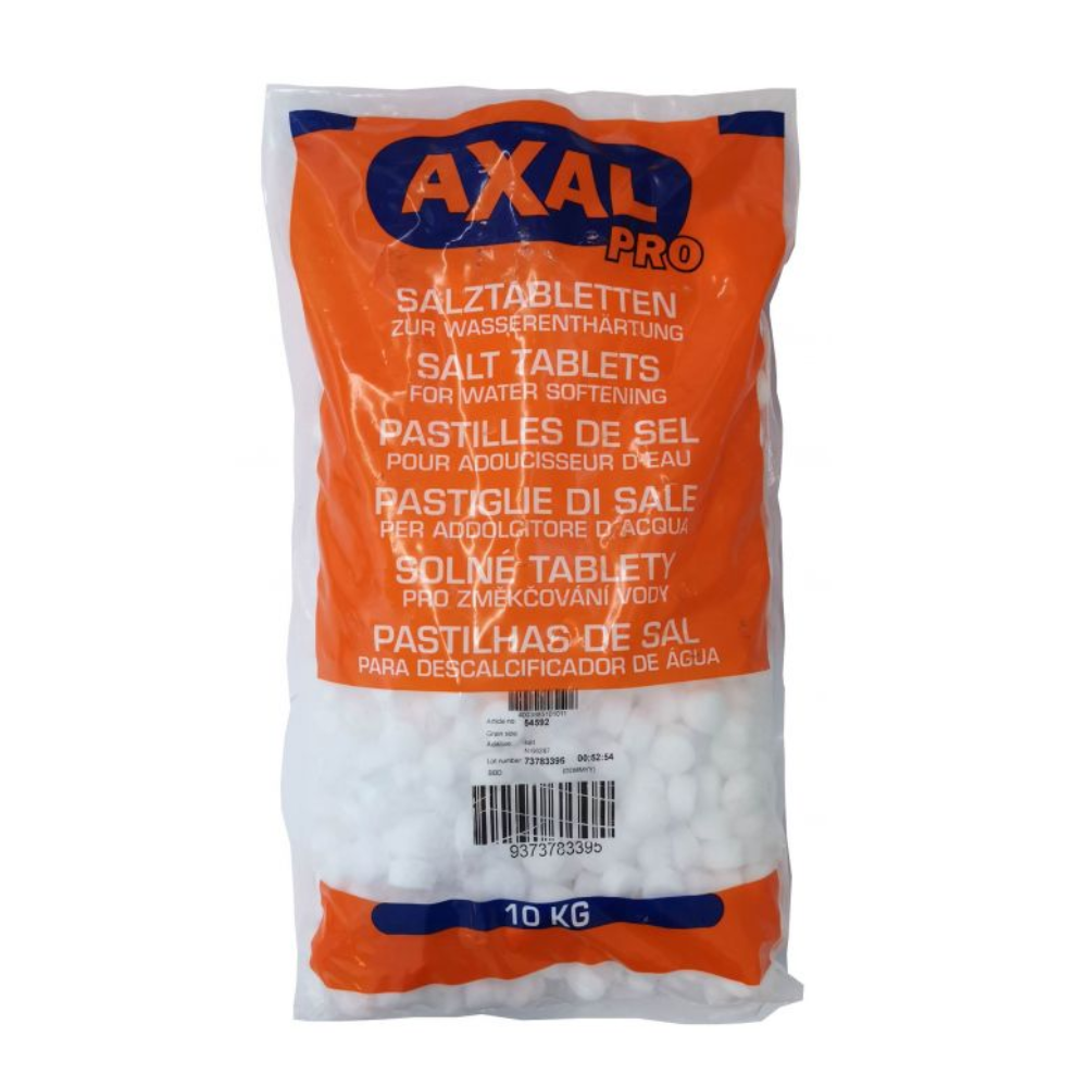 10 kg:n pussi AXAL PRO TABS -regenerointisuolaa - erikoissuolaa veden pehmentämiseen K+S Minerals and Agriculture GmbH:lta. Pakkaus on pääasiassa oranssi ja valkoinen, ja siinä on tekstiä useilla kielillä, kuten englanniksi, saksaksi ja ranskaksi. Viivakoodi on selvästi näkyvissä pussin keskellä alareunassa.