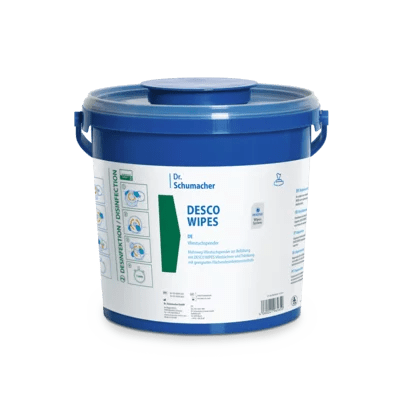 Sininen 3 l Dr. Schumacher GmbH:n muovinen fleecepyyheannostelija kannella ja kahvoilla, merkitty "DESCO WIPES". Etiketissä on hygienisiä puhdistusohjeita, kuvakkeita ja tietoja desinfiointipyyhkeestä.