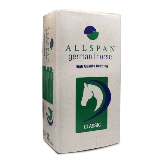 Allspan German Horse Classic -puuhakkeen kuivikepakkauksessa on vihreä-sininen hevosenpää-logo, jossa lukee ”CLASSIC” valkoisella vihreällä pohjalla. Tämä pääosin valkoinen, suorakulmainen pakkaus, jossa on vihreitä ja sinisiä yksityiskohtia, sisältää pölytöntä kuiviketta, joka takaa parhaan mahdollisen mukavuuden.