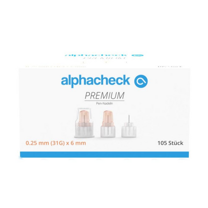 Valkoinen laatikko, jossa lukee ”Alphacheck PREMIUM kynäneulat, eri kokoja” ja kuva kolmesta Berger Med GmbH:n kynäneulasta. Teksti ilmoittaa mitat 0,25 mm (31G) x 6 mm ja määrän 105 kappaletta, suunniteltu mukavuuteen insuliinin annossa.