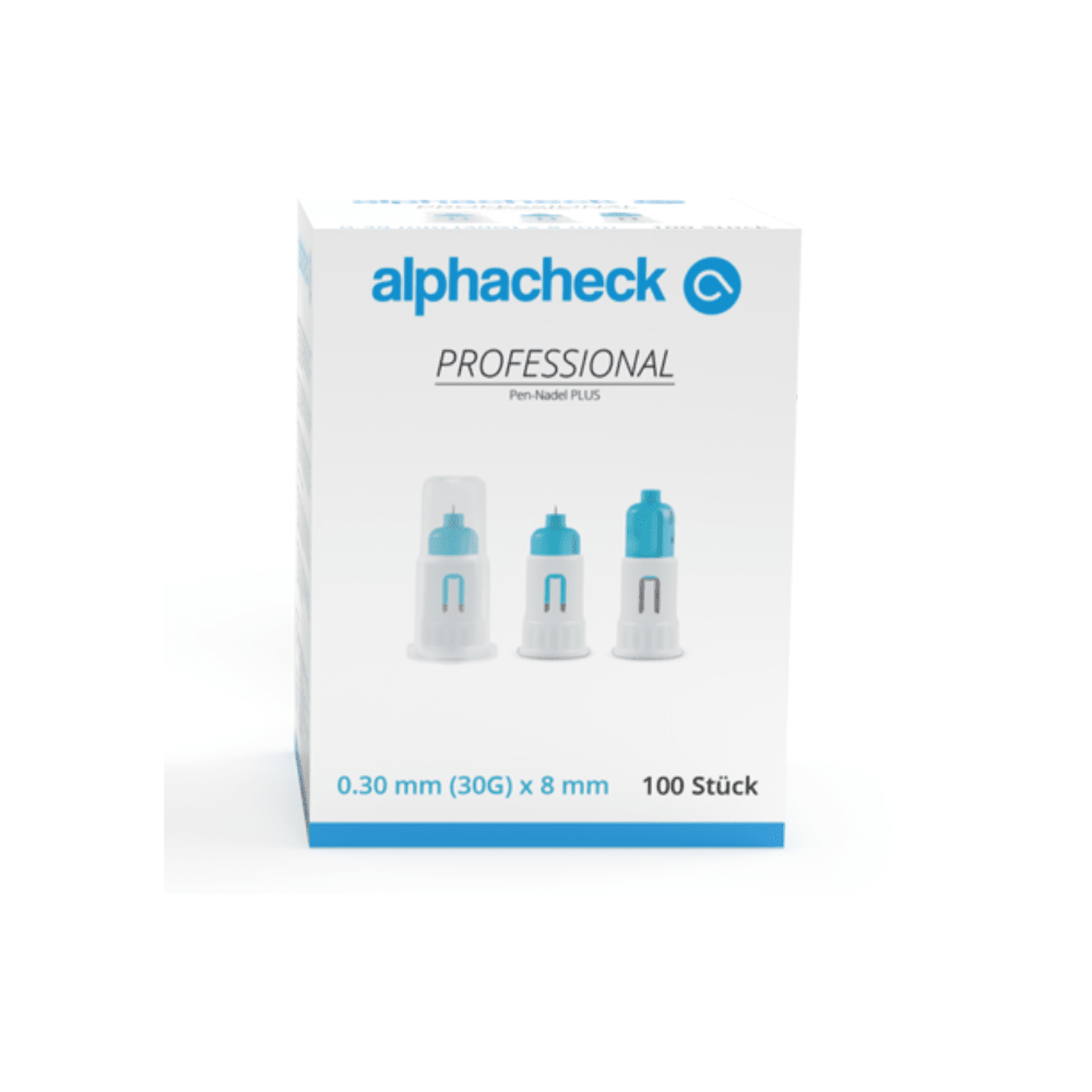Laatikko Alphacheck Professional -kynäneuloja PLUS, eri kokoja. Valkoinen, sinisillä yksityiskohdilla koristeltu laatikko sisältää 100 kappaletta steriilejä neuloja, 0,30 mm (30G) x 8 mm, insuliinipistoksia varten. Etupuolella on kuvia kolmesta kynäneulasta sekä sinisellä ja mustalla kirjoitettu teksti, jonka on tuottanut Berger Med GmbH.
