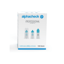 Laatikko Alphacheck Professional -kynäneuloja PLUS, eri kokoja. Valkoinen, sinisillä yksityiskohdilla koristeltu laatikko sisältää 100 kappaletta steriilejä neuloja, 0,30 mm (30G) x 8 mm, insuliinipistoksia varten. Etupuolella on kuvia kolmesta kynäneulasta sekä sinisellä ja mustalla kirjoitettu teksti, jonka on tuottanut Berger Med GmbH.