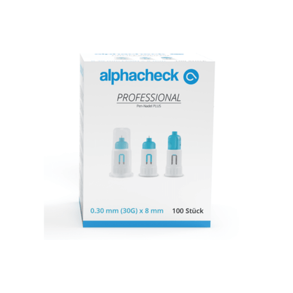 Laatikko Alphacheck Professional -kynäneuloja PLUS, eri kokoja. Valkoinen, sinisillä yksityiskohdilla koristeltu laatikko sisältää 100 kappaletta steriilejä neuloja, 0,30 mm (30G) x 8 mm, insuliinipistoksia varten. Etupuolella on kuvia kolmesta kynäneulasta sekä sinisellä ja mustalla kirjoitettu teksti, jonka on tuottanut Berger Med GmbH.