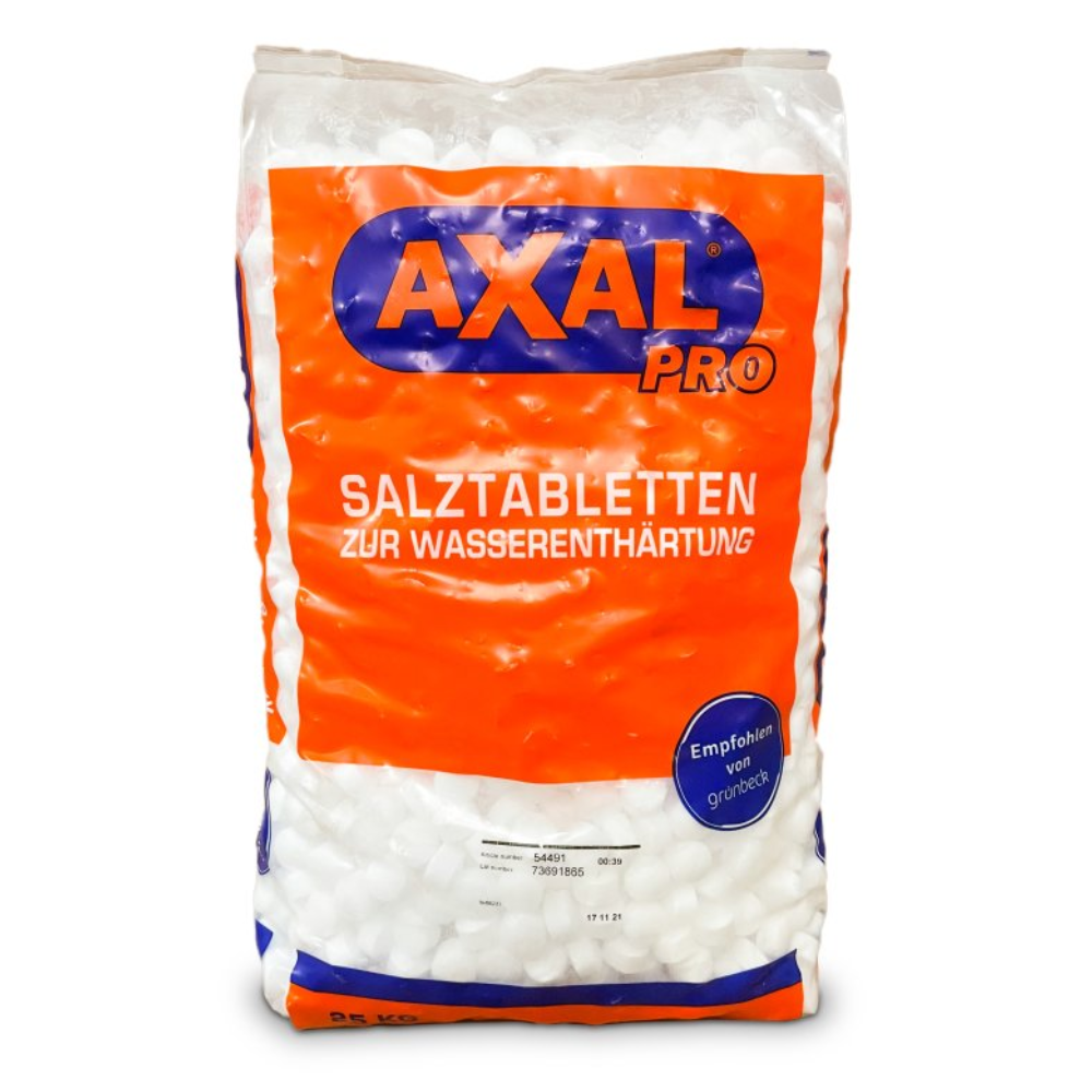 AXAL PRO TABS -regenerointisuolan pakkaus, erityiset suolatabletit veden pehmentämiseen. Pakkaus on oranssi ja valkoinen ja siinä on teksti 'ERIKOISSUOLA VEDEN PEHMENTÄMISEEN'. Sininen ympyrä pakkauksessa osoittaa, että tuotetta suositellaan kotikäyttöön. Sen valmistaa K+S Minerals and Agriculture GmbH.