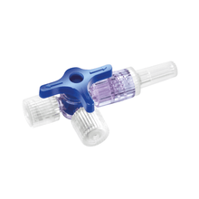 Der B. Braun Discofix® Dreiwegehahn, hergestellt von B. Braun Deutschland GmbH & Co. KG, ist ein medizinischer Dreiwegehahn mit blauem Ventilgriff. Er besteht aus drei Anschlüssen – zwei mit transparenten Kunststoffkappen und einer mit spitzer Düse – und einem durchsichtigen Mittelkörper mit blauem Hebel zur Steuerung des Flüssigkeitsflusses. Damit ist er ideal für präzise Infusionstherapieanwendungen.