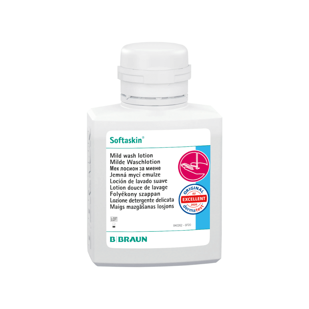 Valkoisessa pullossa lukee ”B. Braun Softaskin® pesuneste” ja monikielinen teksti kuvailee nestettä miedoksi, ympäristöystävälliseksi pesunesteeksi. Pullossa on laatusinetti näkyvästi esillä ja pohjassa on painettu nimi ”B. Braun Deutschland GmbH & Co. KG”, joka takaa, että neste on mikromuovitonta.