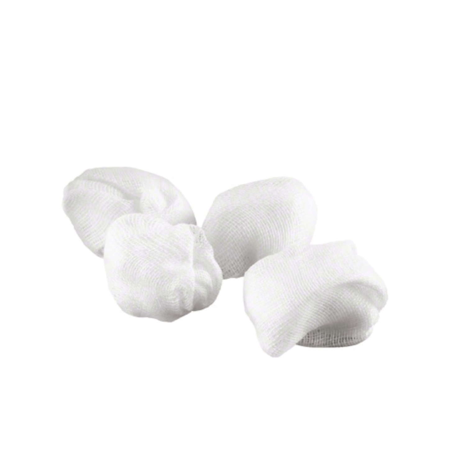 Neljä B. Braun Askina® sideharsotampponia luumun kokoisia steriilejä tyynyjä B. Braun Deutschland GmbH & Co. KG:ltä on asetettu yksinkertaiselle valkoiselle taustalle, ihanteellinen steriileihin lääketieteellisiin sovelluksiin.