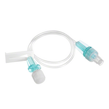 Das Bild zeigt die B. Braun Kleinvolumige Verlängerungsleitung für Infusionen, ein 30 cm langes transparentes medizinisches IV-Verlängerungsset von B. Braun Deutschland GmbH & Co. KG, mit einem weißen L-förmigen Clip und einem blauen Luer-Lock-Anschluss. Es wurde mit Blick auf die Sicherheit entwickelt, verfügt über Verriegelungsmechanismen an jedem Ende und ist frei von Latex und DEHP, um den Standards für Kleinvolumige Verlängerungsleitungen zu entsprechen.