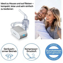 Ein lächelndes Paar macht ein Selfie. Über ihnen steht der Auslaufartikel der Beurer GmbH: kleiner Inhalator IH 58 und ein deutscher Text, der die leise Anwendung, die Kompressor-Technologie und die einfache Nutzung bei Asthma oder Atemwegserkrankungen zu Hause und unterwegs beschreibt.