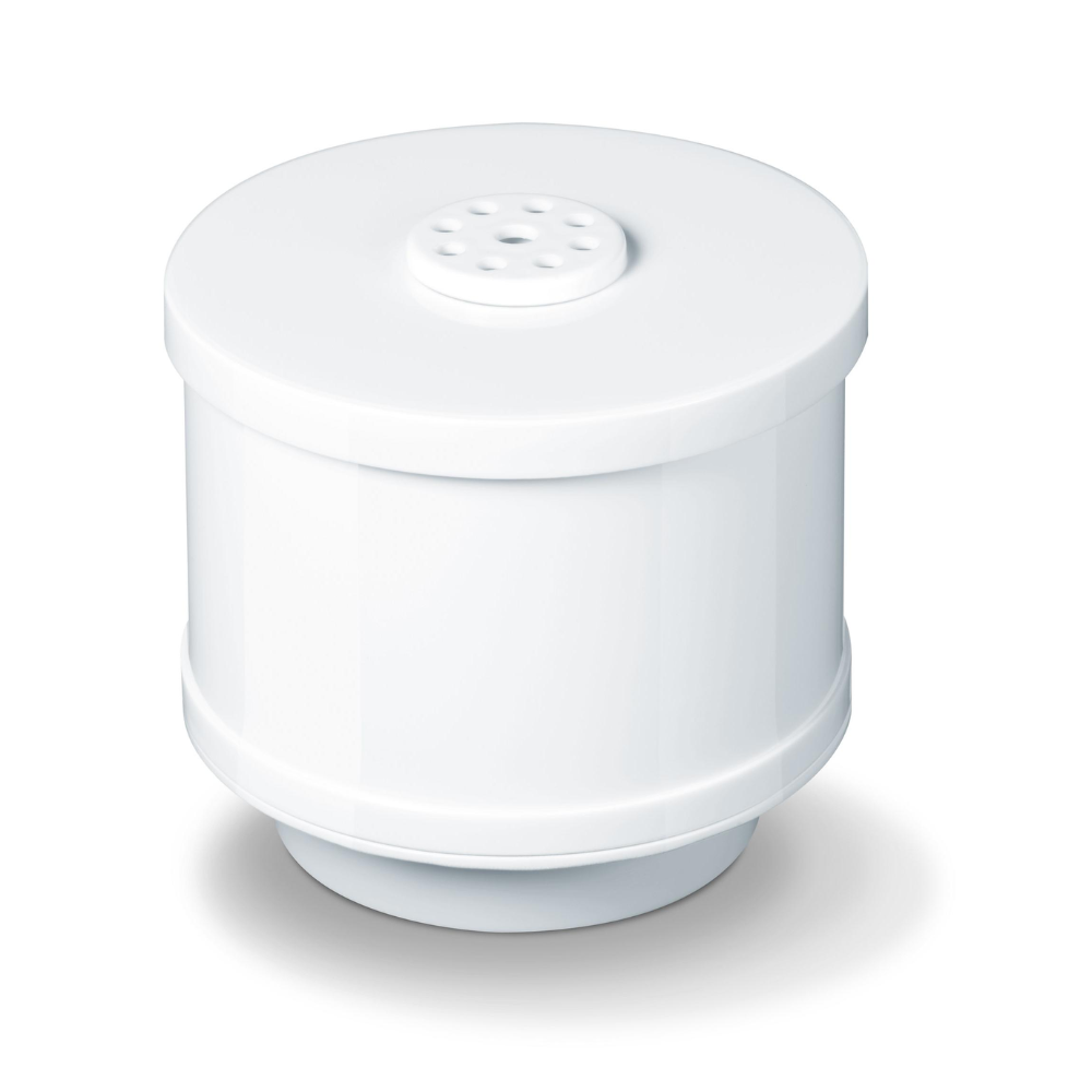 Sylinterimäinen valkoinen Beurer LB 44, LB 45, LB 88 kalkkisuodatin Beurer GmbH:ltä on valkoisella pinnalla. Suodattimessa on rei'itetty yläosa ja sileä ulkopinta, jossa on hieman leveämpi pohja ja yläosa, mikä luo keskelle hienovaraisen pullistuman.