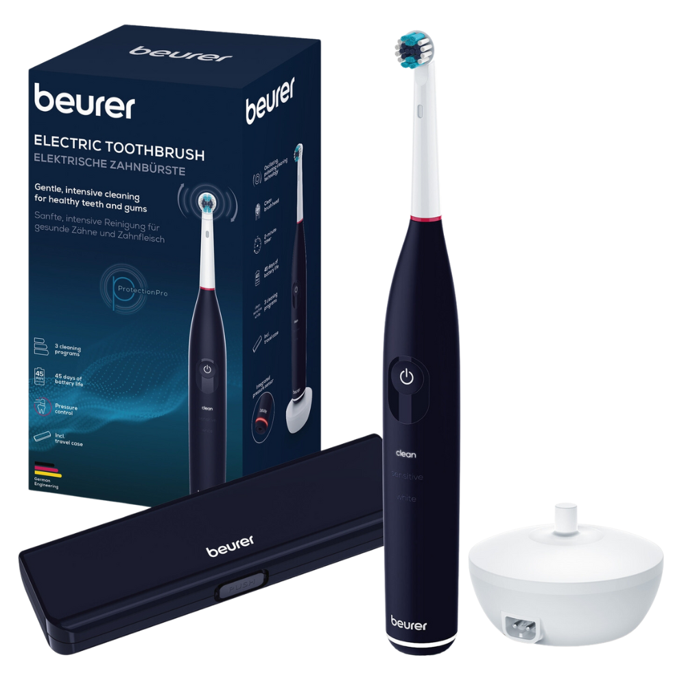 Kuva Beurer TB 50 sähköhammasharjasarjasta Ylempi musta hammasharja, jossa on sininen ja valkoinen harja, sijaitsee latausalustan, suljetun matkakotelon ja tuotekotelon vieressä. Beurer GmbH:n ja sen tytäryhtiön pakkaustiedot korostuvat.