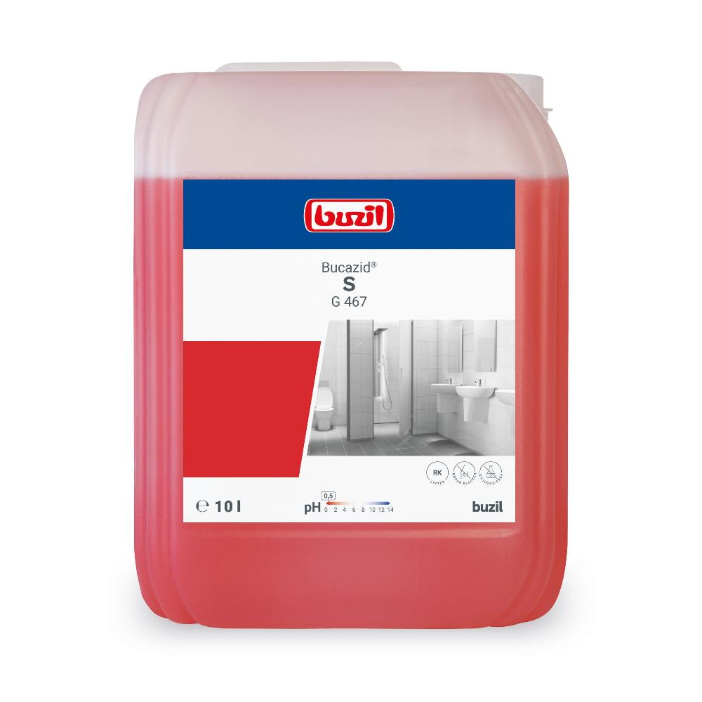 10 litran säiliö Buzil Bucazid® S G 467 Saniteettipuhdistusainetta hajunpoistajalla BUZIL-WERK Wagner GmbH & Co. KG:lta kantaa etiketissä tuotemerkin logon, tuotteen nimen ja kylpyhuonekuvituksen. Läpinäkyvässä pullossa oleva punainen neste takaa tehokkaan kalkinpoiston ja virheettömän puhtauden.