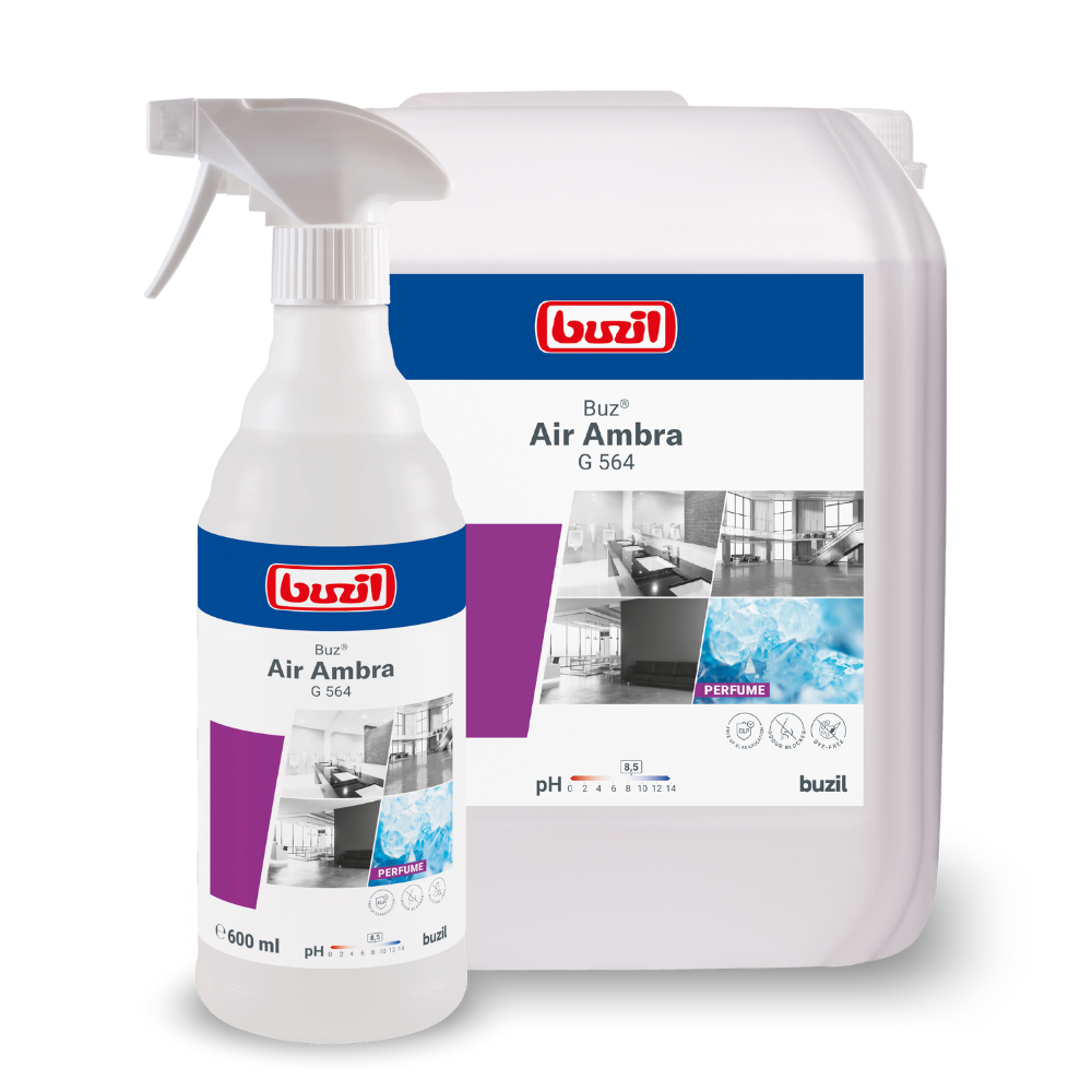 Näytetään kaksi puhdistusaineastiaa: suihkepullo ja suuri täyttökannu. Molemmissa on etiketti ”Buzil Buz® Air Ambra G 564 Käyttövalmis huonesuihke aktiivisella hajunpoistajalla” BUZIL-WERK Wagner GmbH & Co. KG:lta, jossa on kuvattu puhtaita tiloja ja vettä sekä aktiivinen hajunpoistaja pitkäkestoiseen raikkauteen.