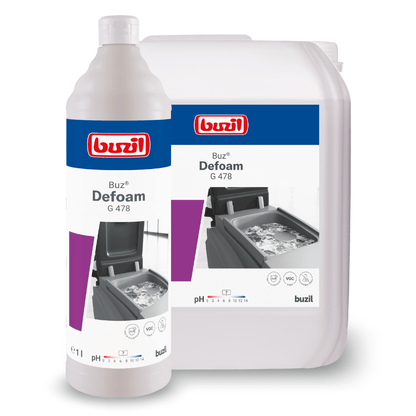 Näkyvissä ovat BUZIL-WERK Wagner GmbH & Co. KG:n Buzil Buz® Defoam G 478 vaahdonestoaineen pullot, sekä suuressa säiliössä että pienemmässä pullossa. Etiketit korostavat tuotteen nimeä ja sisältävät kuvan 'Vaahdon vähentäminen puhdistuslaitteissa', joka korostaa tuotteen tehokkuutta vaahdon vähentämisessä puhdistustehtävissä.