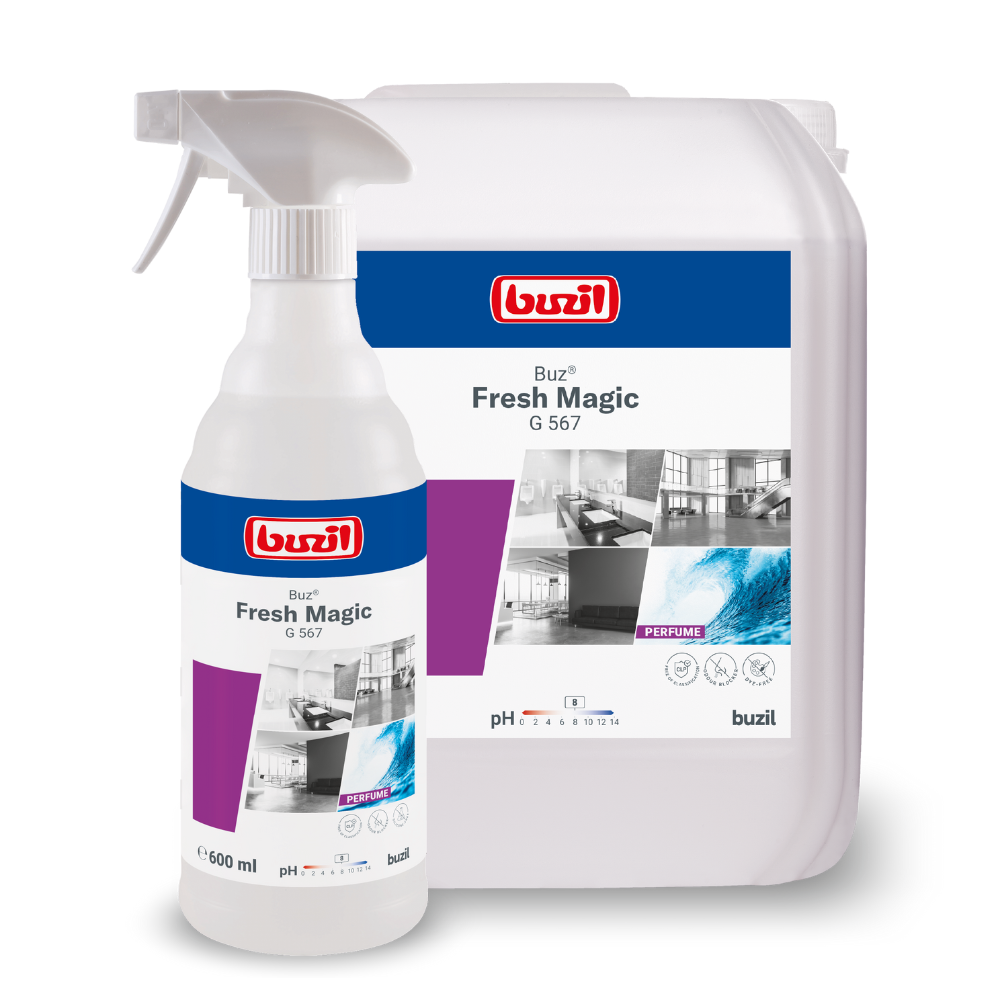 Näyttelyssä on suihkepullo ja suurpakkaus Buzil Buz® Fresh Magic G 567:ää, BUZIL-WERK Wagner GmbH & Co. KG:n käyttövalmista huonesuihketta, jossa on aktiivinen hajunpoistaja tehokkaaseen hajujen neutralointiin. Etiketeissä on kuvia puhtaasta keittiöstä ja kylpyhuoneesta sekä tietoja tuotteen pH-arvosta ja määrästä.