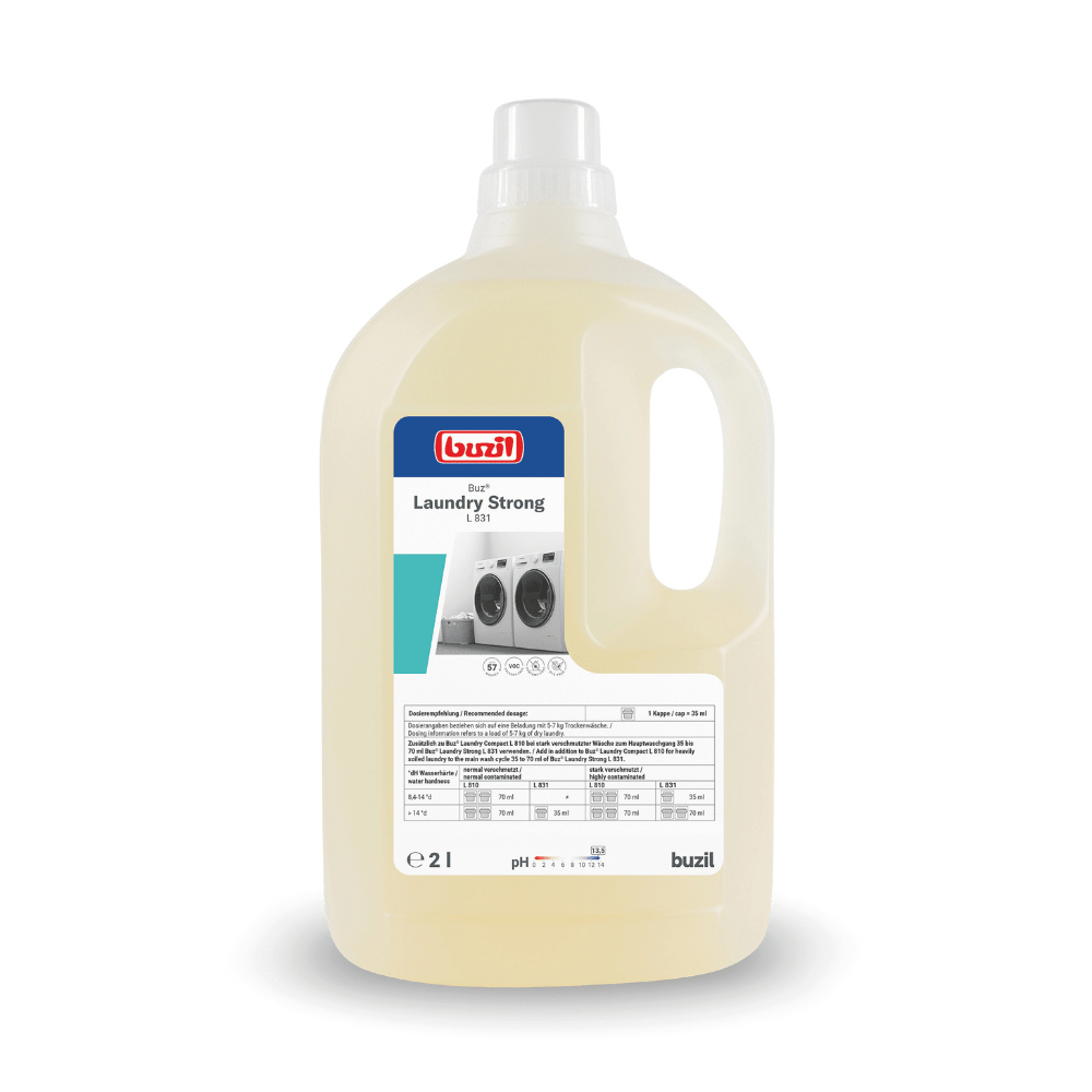 Valkoista muovikannua, jossa on teksti ”Buzil Buz® Laundry Strong L 831” BUZIL-WERK Wagner GmbH & Co. KG:ltä, käytetään voimakkaana puhdistusaineena. Säiliössä on kantokahva ja etiketti, jossa on käyttöohjeet ja tuotetiedot. Sisällä nestemäinen pesutehonvahvistaja on vaaleankeltainen ja vahvistaa tehokkaasti jokaista pesuannosta.