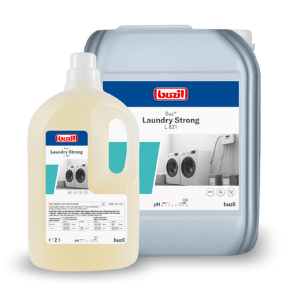 Näytteillä on kaksi pakkausta nestemäistä pesutehonvahvistajaa Buzil Buz® Laundry Strong L 831 BUZIL-WERK Wagner GmbH & Co. KG:ltä. Pienempi pullo sisältää kaksi litraa, suurempi sopii ihanteellisesti suurkulutukseen voimakkaana nestemäisenä pesutehonvahvistajana. Molemmissa on etikettejä, joissa on pesukonekuvia ja tuotetietoja.