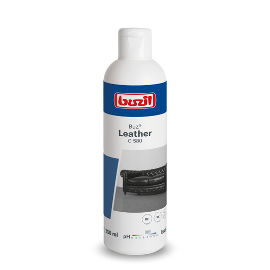 Eine 250 ml Flasche Buzil Buz® Leather C 580 Oberflächenintensivreiniger für Glattleder wird ausgestellt. Das Etikett mit einem Ledersofa betont seinen Zweck als Lederpflegemittel und UV-Schutz. Die Flasche ist hauptsächlich weiß mit blauen Akzenten, ideal für die Erhaltung des makellosen Zustands Ihrer Möbel, hergestellt von BUZIL-WERK Wagner GmbH & Co. KG.
