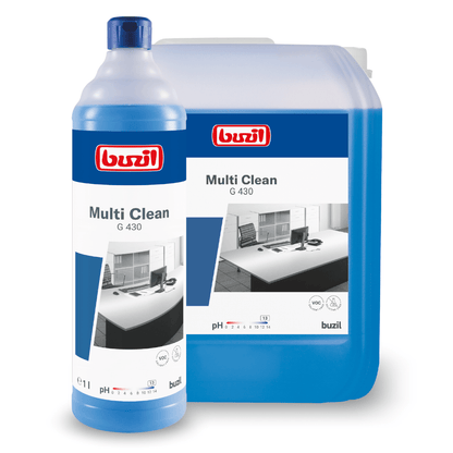 Esillä on kaksi pulloa BUZIL-WERK Wagner GmbH & Co. KG:n valmistamaa Buzil Multi Clean G 430 -alkalista tehokasta yleispuhdistusainetta: pienempi yhden litran pullo, jossa on kaatonokka, seisoo suuremman viiden litran astian edessä. Molemmat sopivat erinomaisesti vaativiin puhdistustehtäviin, ja niissä on sinivalkoiset etiketit, joissa on kuva työpöydästä ja tuolista, mikä tekee niistä täydellisiä alkalinkestäville pinnoille.