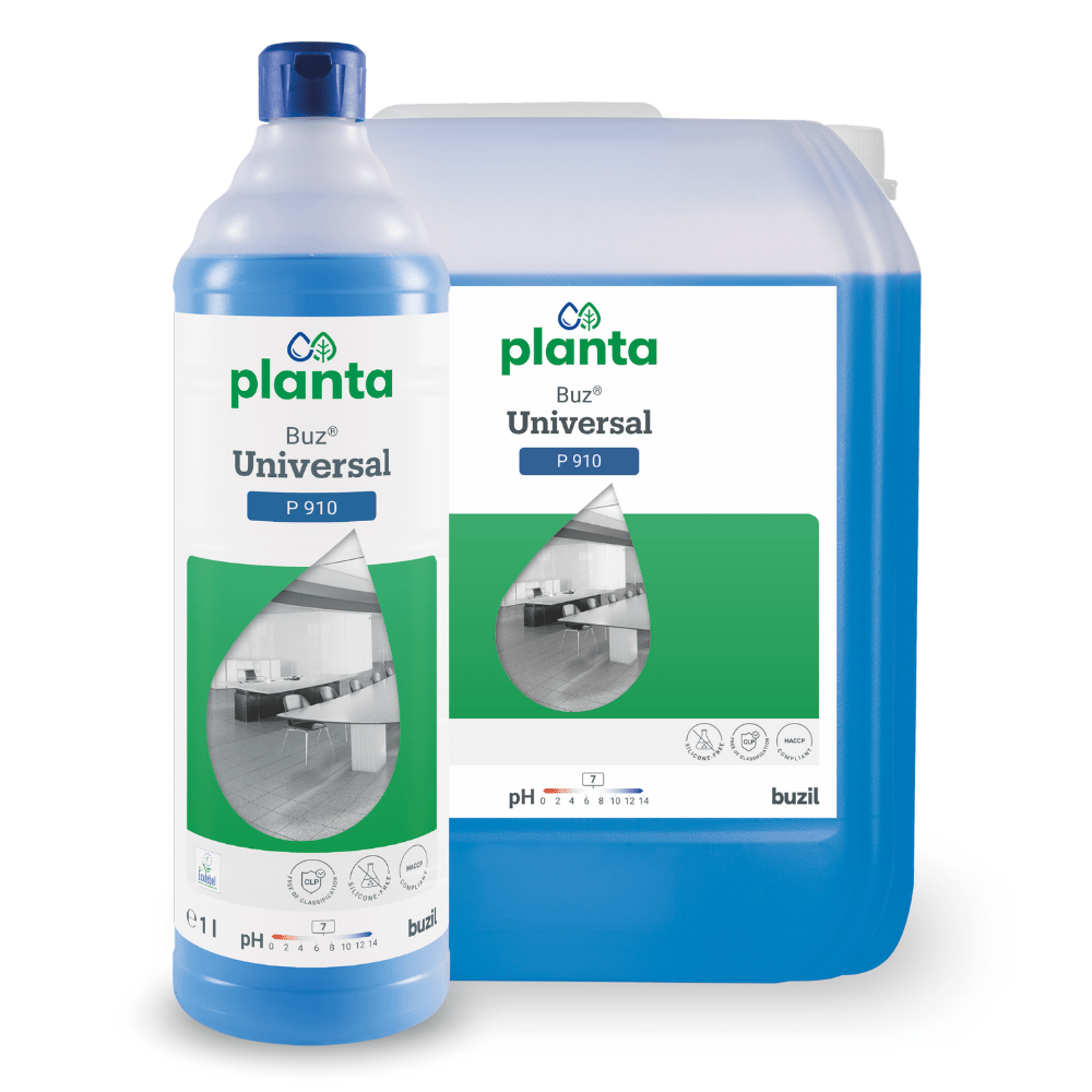 Näytillä on pullo ja suuri säiliö Buzil Planta Buz® Universal P 910 Ekologinen yleispuhdistusaine, jotka molemmat sisältävät sinistä nestettä. Etiketit näyttävät keittiökuvan, tuotetiedot ja limenvihreän värilohkon, joka korostaa EU-ympäristömerkin sertifiointia.