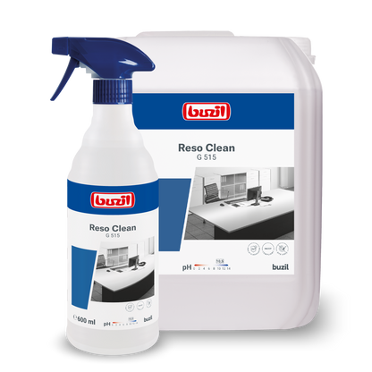 Kaksi säiliötä Buzil Reso Clean G 515 käyttövalmista suihkupuhdistusainetta BUZIL-WERK Wagner GmbH & Co. KG:ltä näytetään ja korostetaan niiden voimakasta puhtautta. Pienempi on suihkepullo ja suurempi on täyttösäiliö. Molemmissa on siniset etiketit, joissa on tuotetiedot ja brändäys raikkaan kiillon saavuttamiseksi.