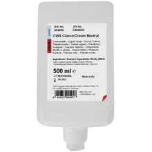 Eine weiße 500-ml-Plastikflasche CWS Seifencreme Standard von CWS mit einem Etikett, auf dem die Inhaltsstoffe, mehrsprachige Beschreibungen, der Strichcode und die Herstellungsangaben aufgeführt sind.