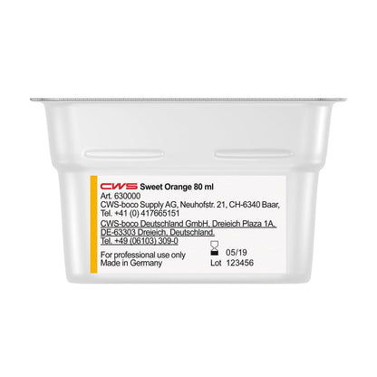 Suorakulmainen 80 ml:n muovinen astia, jossa on teksti "CWS ParadiseLine pesuhuonetuoksu annostelijalle Paradise Air Bar" CWS:ltä, yrityksen yhteystiedot, valmistajatiedot ja käyttöohjeet mustalla tekstillä valkoisella pohjalla.