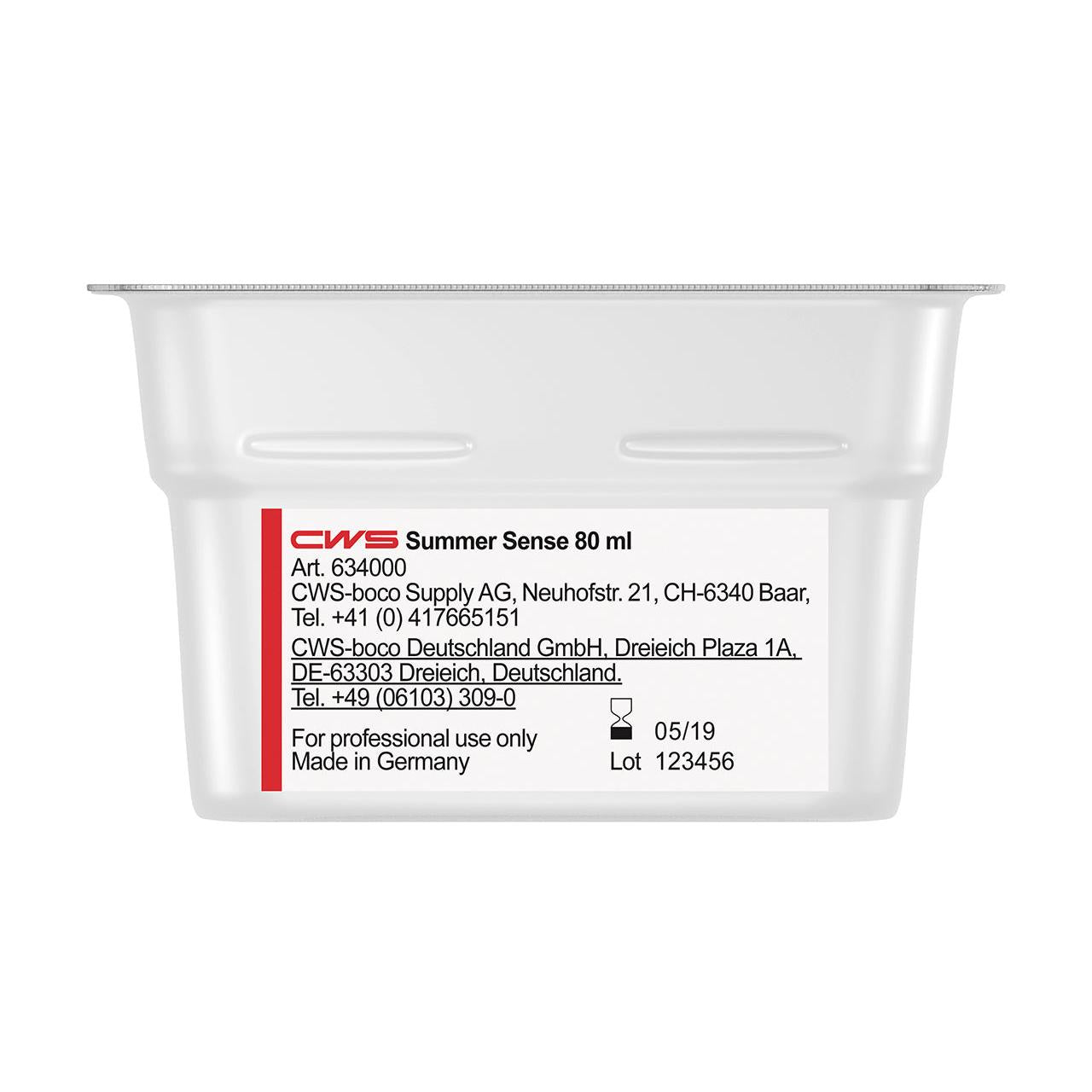 Valkoinen 80 ml:n astia, jossa on teksti "CWS ParadiseLine pesuhuonetuoksu annostelijalle Paradise Air Bar" CWS:ltä. Sisältää tuotetiedot, valmistajan yhteystiedot Sveitsissä ja Saksassa, viimeinen käyttöpäivä 05/19, erä 123456. Vain ammattikäyttöön.