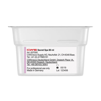 Valkoinen 80 ml:n muovinen astia, jossa on teksti "CWS ParadiseLine pesuhuonetuoksu annostelijalle Paradise Air Bar" CWS:ltä, yhteystiedot, erä 123456, päivämäärä 05/19, "Made in Germany" ja "Vain ammattikäyttöön".