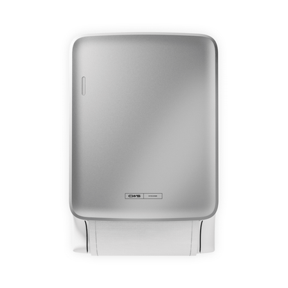 Der CWS PureLine Dry von CWS ist ein silberner, wandmontierter Spender mit einem kleinen Logo in der Nähe des Sockels. Er spendet einzelne Blätter weißer Papierhandtücher und fördert die Hygiene durch sein schlichtes, nachhaltiges Design vor einem schlichten Hintergrund.