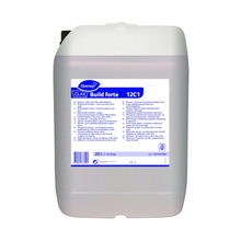 Suurella valkoisella muovisäiliöllä, jossa on sininen etiketti Diversey Deutschland GmbH & Co. OHG:ltä, lukee ”Clax Build forte 12C1”, joka on erityisesti muotoiltu alkalinen pesutehon vahvistaja kompleksoivilla ominaisuuksilla kovalle vedelle. Etiketti sisältää yksityiskohtaisia tuotetietoja ja spesifikaatioita. Säiliössä on musta kansi ja sen tilavuus on 20 litraa.