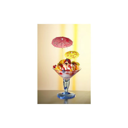 Lasikupissa on värikäs jäätelöannos, koristeltu kirsikkapalloilla, leikatuilla hedelmillä ja värikkäillä PAPSTAR koriste-tikuilla PAPSTAR GmbH:lta. Pehmeästi valaistu tausta tuo jälkiruoan parhaat puolet esiin.