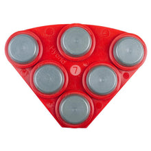 Ein rotes, dreieckiges Kunststoffwerkzeug der Diversey Deutschland GmbH & Co. OHG ist mit sechs silbernen Metallscheiben, dem Schriftzug "Twister Hybrid Tool" und der Prägung "7" versehen und zeigt damit sein ergonomisches Design.