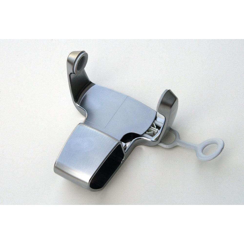 Lähikuva SC Sensations -seinäpidikkeestä kromioptiikalla, Diversey Deutschland GmbH & Co. OHG:lta, metallipidike saranoilla ja muovikahvalla, esitetty yksinkertaisella valkoisella taustalla; sopii kaikkiin uusiin asennuksiin.