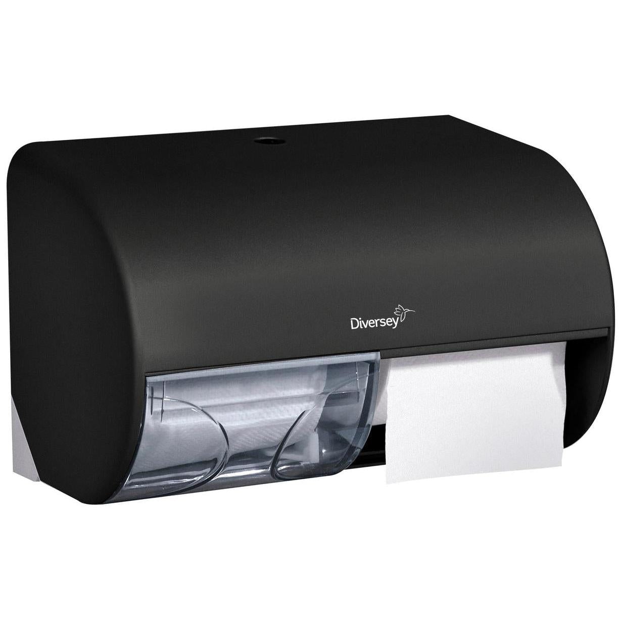 Diversey Deutschland GmbH & Co. OHG:n "vaakasuora kaksois-wc-paperirullapidike" on musta seinäteline, jossa on läpinäkyvä alaosa, joka näyttää kaksi wc-paperirullaa ja tuotemerkin etupuolella, jolloin paperi on näkyvissä jakeluaukossa.
