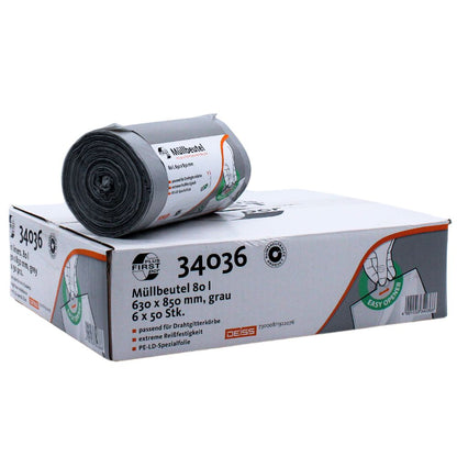 Yhden kartongin päällä, jonka numero on 34043, on harmaa DEISS First Plus PCR -roskapussirulla. LDPE:stä ja kuluttajilta peräisin olevasta kierrätysmateriaalista valmistetut pussit ovat kooltaan 63 x 85 cm ja niiden tilavuus on jopa 80 litraa. EMIL DEISS KG (GmbH + Co.) -pakkauksessa on Easy-Open-grafiikka, joka lisää mukavuutta.