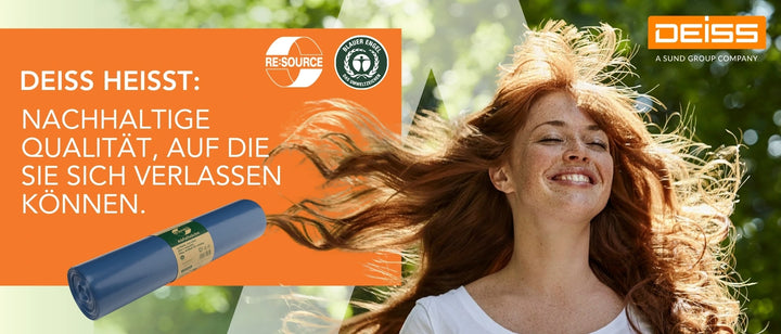 Werbeanzeige von DEISS, einem Unternehmen der Sund Group, mit dem Slogan ‚DEISS heißt: Nachhaltige Qualität, auf die Sie sich verlassen können‘. Links ist eine orangene Fläche mit Text, den Logos ‚RE:SOURCE‘ und ‚Blauer Engel‘ sowie einem blauen Müllsack zu sehen. Rechts lacht eine Frau mit roten Haaren im Freien, während ihr Haar vom Wind bewegt wird.