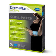 Eine Packung DermaPlast® ACTIVE Cool Patch selbstkühlendes Kühlpflaster (10 x 14 cm, 1 Stück) der Paul Hartmann AG zur Schmerzlinderung, zeigt eine Frau, die das blaue Pflaster auf ihren Unterarm klebt. Mehrsprachige Verpackung.