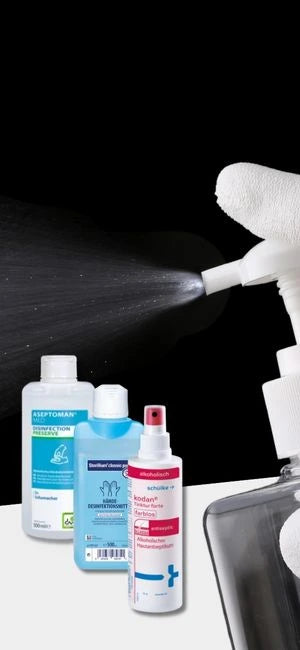 Händedesinfektionsmittel und Flächendesinfektion mit Sprühflasche im Einsatz vor dunklem Hintergrund.