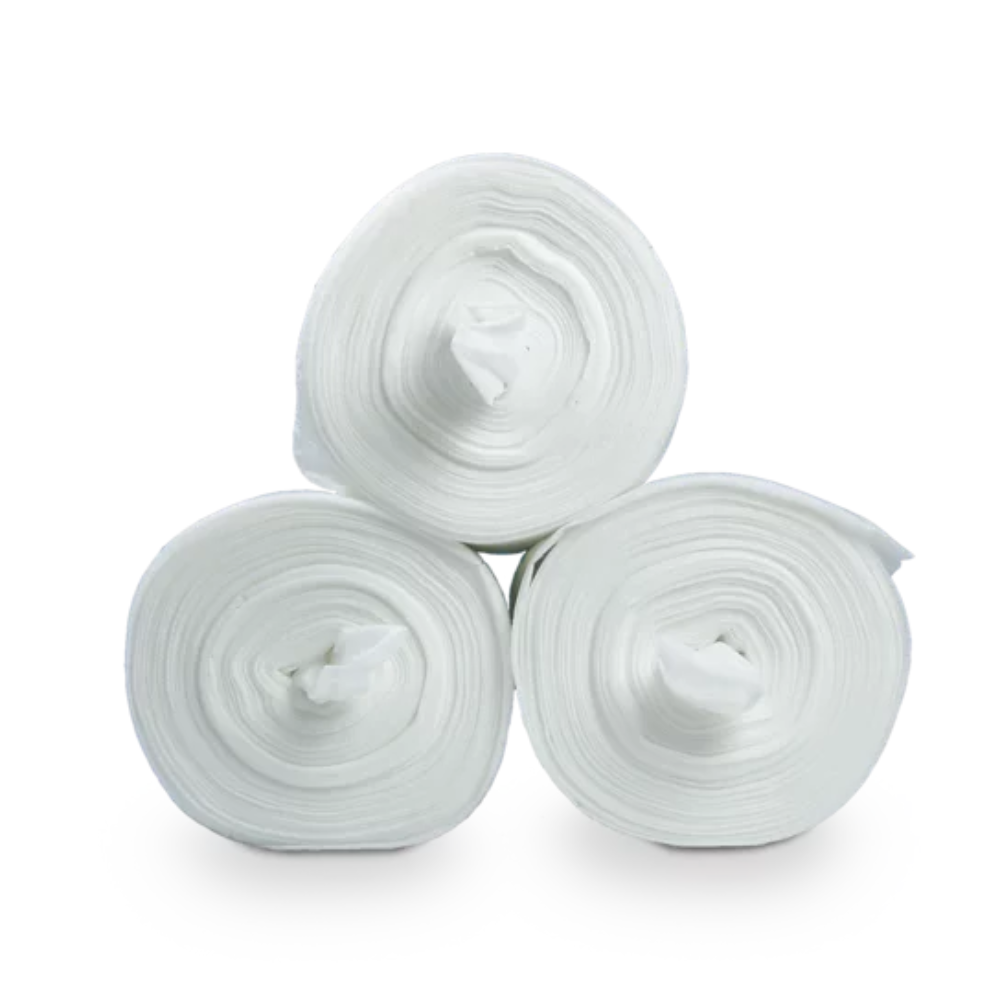 Kolme suurta valkoista kangasrullaa, tarkemmin sanottuna Dr. Schumacher Decso Wipes RT, kuitukangasrullia, on pinottu kolmion muotoon yksinkertaisen valkoisen taustan eteen. Jokainen rulla on tiukasti kääritty ja näyttää keskellä olevan ontelon ytimen.