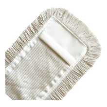 Lähikuva Arcora SUPERPAD Vihreästä Arcora International GmbH:lta, suorakulmainen mikrokuitupuhdistuslappu, jossa on beige hapsureunat, kuvioitu keskiosa ja tasku mopin varteen kiinnittämistä varten - ihanteellinen pintojen puhdistukseen.