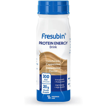 200 ml Fresubin Protein Energy Drink -valkoinen muovipullo (Fresenius Kabi Deutschland GmbH) makuna cappuccino, siniruskealla etiketillä, jossa on monikielinen teksti, tarjoaa 300 kcal ja 20 g proteiinia per pullo.