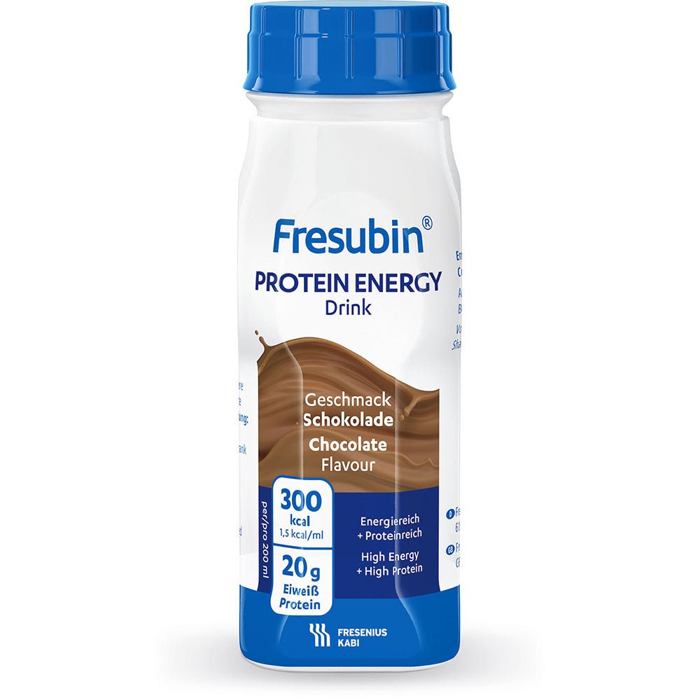200 ml Fresubin Protein Energy Drink -juoma Fresenius Kabi Deutschland GmbH:lta, makuna suklaa, tarjoaa 300 kcal ja 20 g proteiinia annosta kohden. Enimmäkseen valkoinen pullo on varustettu sinisillä yksityiskohdilla ja ruskealla Swirl-grafiikalla.