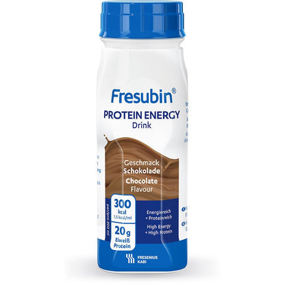 200 ml Fresubin Protein Energy Drink -juoma Fresenius Kabi Deutschland GmbH:lta, makuna suklaa, tarjoaa 300 kcal ja 20 g proteiinia annosta kohden. Enimmäkseen valkoinen pullo on varustettu sinisillä yksityiskohdilla ja ruskealla Swirl-grafiikalla.